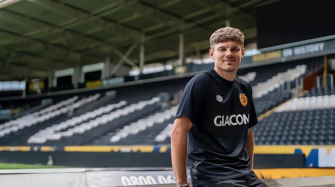 官方 : 赫尔城与中场斯莱特签下续约合同