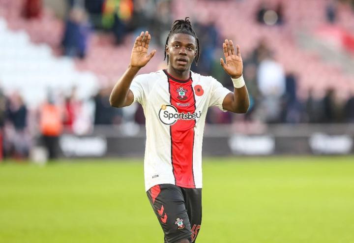 英媒：阿森纳已与拉维亚达成口头协议，领跑争夺战