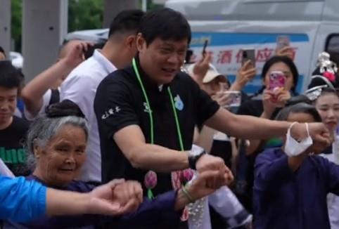 现场助力！范志毅应邀抵达“村超”：感谢各位球迷支持