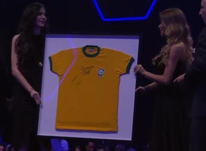 内马尔组织慈善拍卖会，他和贝利双人签名球衣拍出10万美元