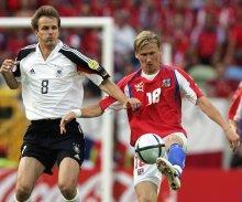 19年前的今天，德国和捷克的欧洲杯小组赛在里斯本