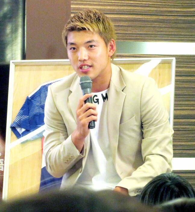 堂安律回母校给小学生上课：如果你持续努力，就能吸引到运气