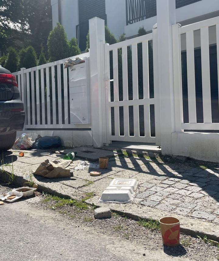 一片混乱！于帕家门口全是垃圾，和以前里贝里的情况有点像