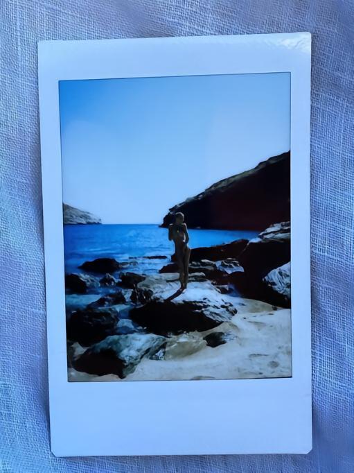 若隐若现，德利赫特女友悠闲度假，分享大尺度照片