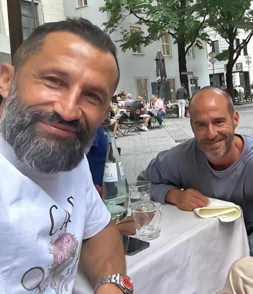 心情不错，萨利下课后首次公开亮相，和老友绍尔聚餐