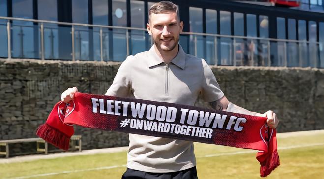 官方 : 弗利特伍德免签普利茅斯中场梅厄