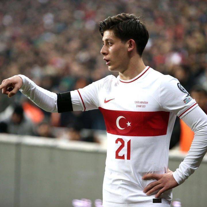 转会丨阿森纳在对费内巴切18岁中场小将居勒尔的争