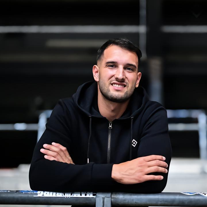 汉堡官方：席勒之孙厄兹图纳利加盟汉堡，双方签约3年