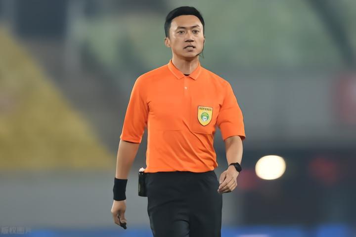 唐顺齐主哨武汉三镇对大连，金京元吹津门虎战海牛，张雷回归
