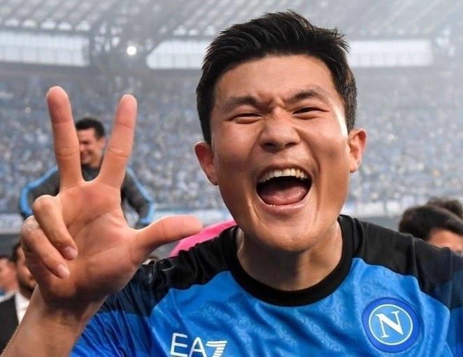 记者：引进金玟哉后拜仁预计不再买中卫；福法纳被推荐给拜仁