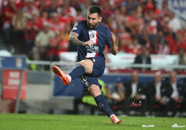 官方：梅西对本菲卡的进球当选球迷评选的上赛季欧冠最佳进球