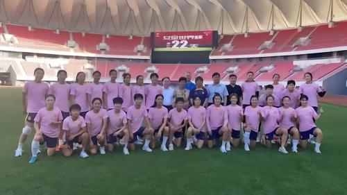 中国女足在青岛集训，省、市体育局领导前来看望