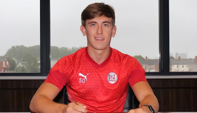 官方 : 弗利特伍德免签伯恩利后卫阿姆斯特朗