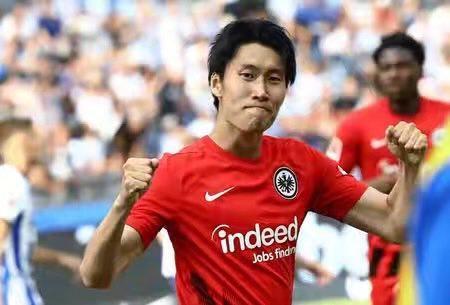据日本媒体《体育日本》报道称，自由身的日本国脚镰