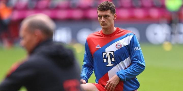 踢球者：拜仁正等待球队对帕瓦尔的报价；下赛季将外租万纳