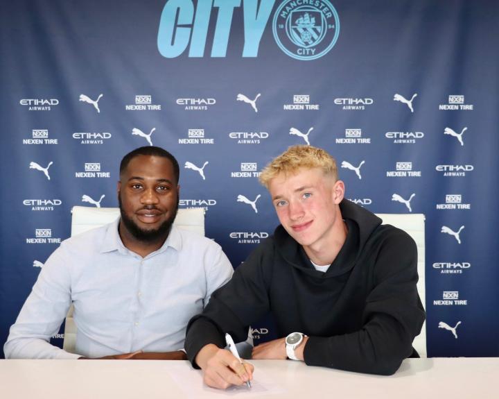 英格兰16岁门将布里茨自宣加盟曼城：很高兴与曼城签约