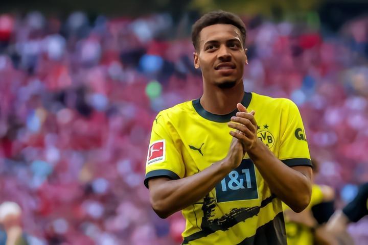 记者：小恩梅加正接受多特体检；多特并未完全放弃阿尔瓦雷斯