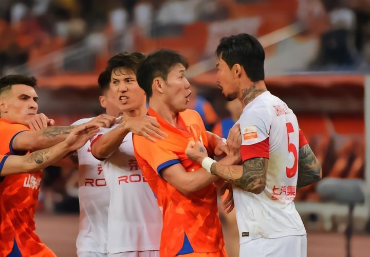 足协秋后算账！费莱尼罢赛、鲁沪大战的闹剧暂时告一