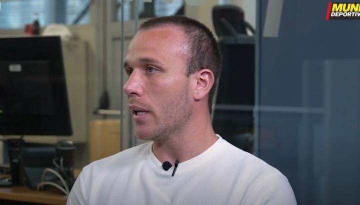 阿图尔：梅西也许是历史上最好的球员；C罗的专业性令人惊叹