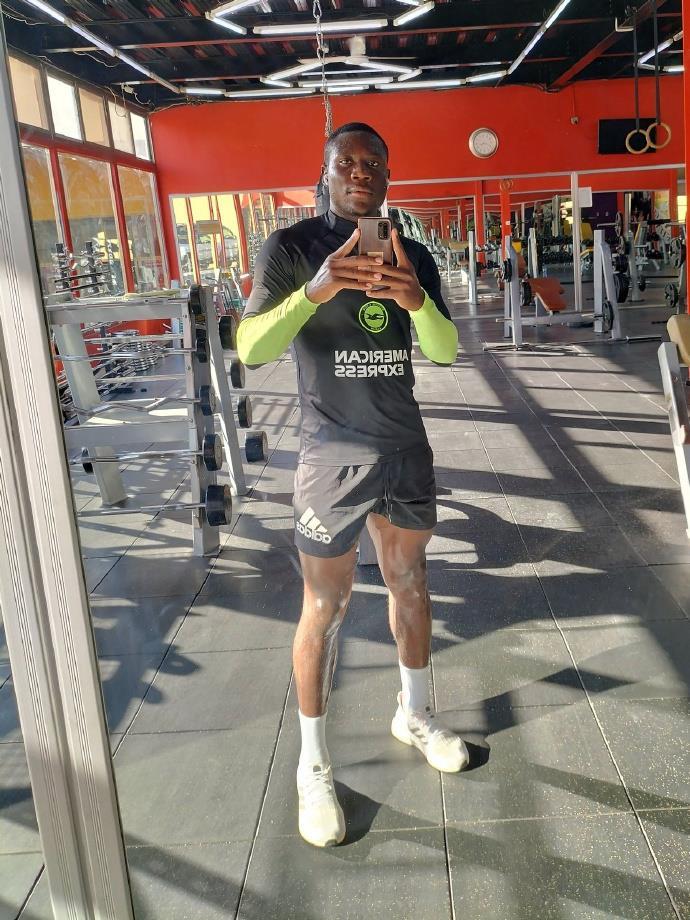 ?你知道为什么我们的小将姆韦普会身穿一件布莱顿球