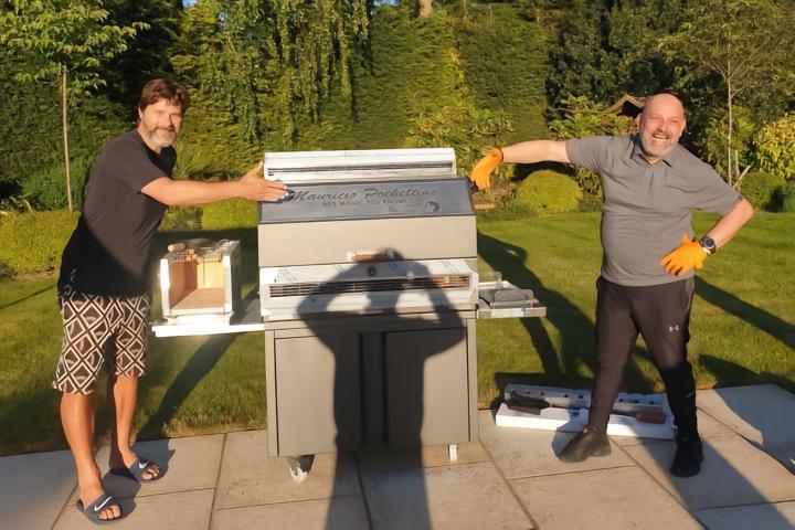 电讯报：波切蒂诺上任首日延续了执教热刺的风格，请人吃烧烤