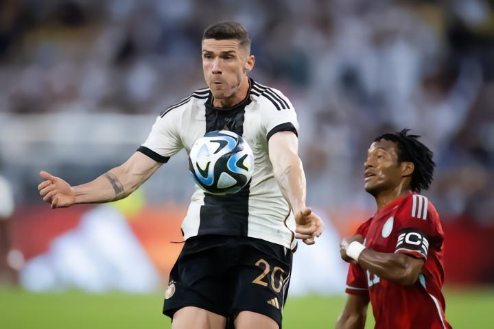 记者：柏林联合和沃尔夫斯堡正在争夺国米边后卫戈森斯