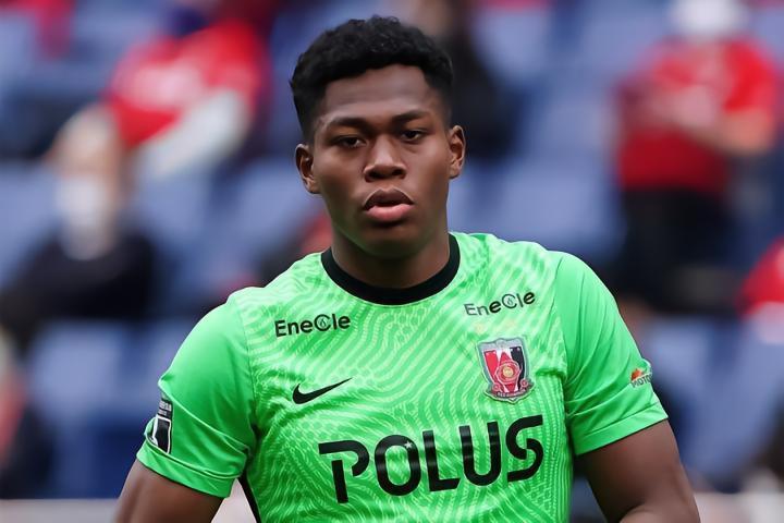 日媒：曼联想签下日本混血门将铃木彩艳，已报价500万英镑