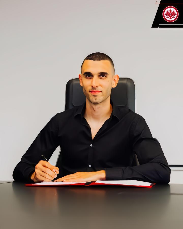 斯希里加盟之后发表感言：“法兰克福是一个近年来发