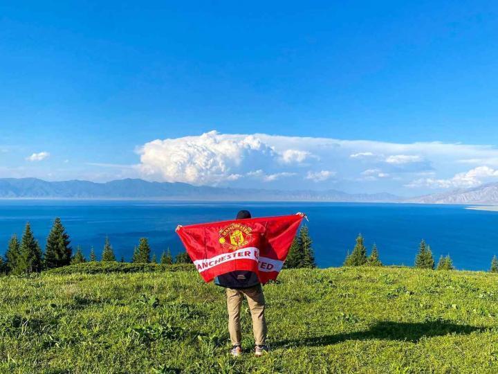 英媒：为实现自己的梦想，一球员从蒙古骑车去现场看曼联