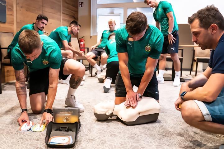 必不可少的技能！维也纳快速球员接受心肺复苏学习和训练
