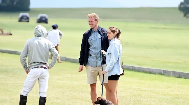 享受生活，纳格尔斯曼带着女友一起去打马球