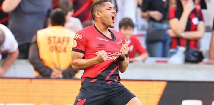 世体：巴拉纳竞技给巴萨最后24小时完成罗克交易