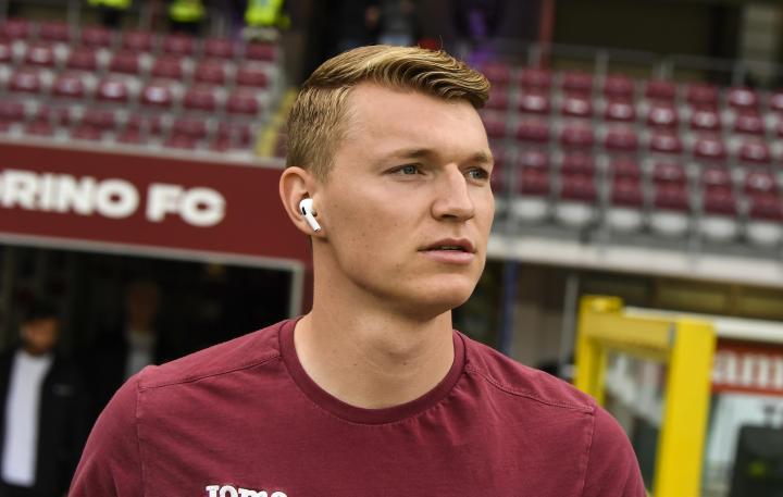 据转会专家迪马济奥透露，西汉姆有意签下都灵后卫舒