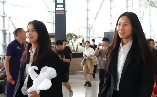 北青：航班公务舱有限，女足管理人员尽可能把公务舱留给队员