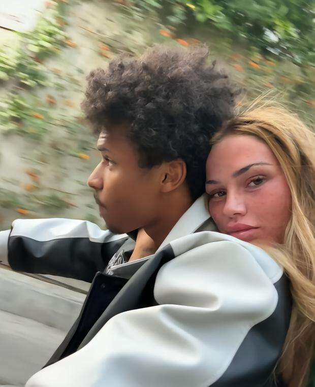 官宣，阿德耶米开启姐弟恋，和说唱女歌手在一起了