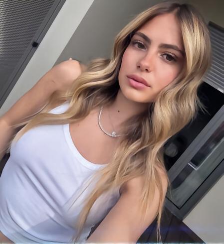 托纳利女友身穿黑白相间条纹衣抵达英格兰，纽卡球迷连连称赞