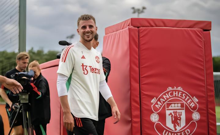 称曼联更衣室为“家”，切尔西球迷：芒特走了库尔图瓦的老路