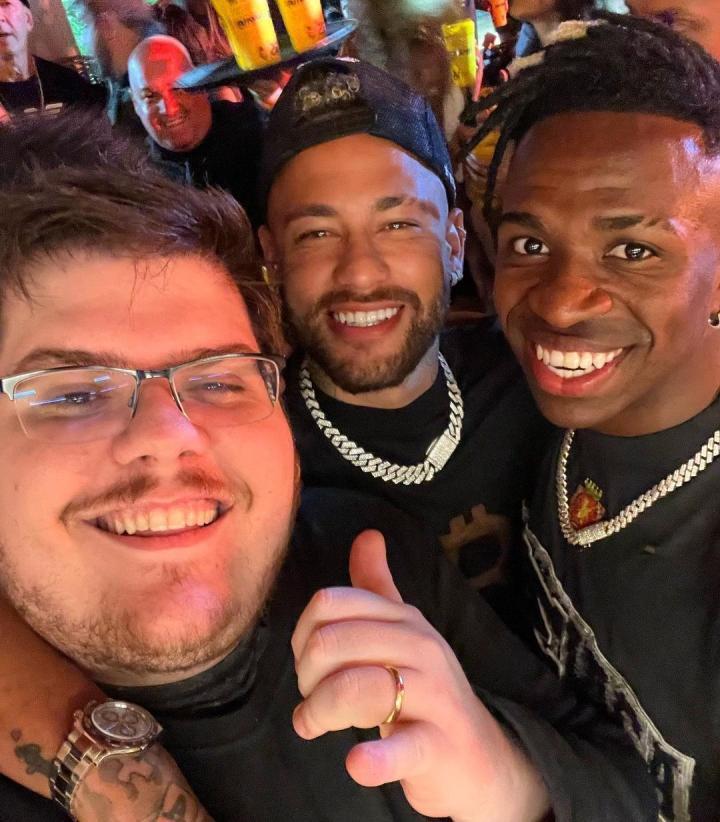 巴媒：维尼修斯邀请内马尔、卡塞米罗到自家豪宅跳桑巴舞