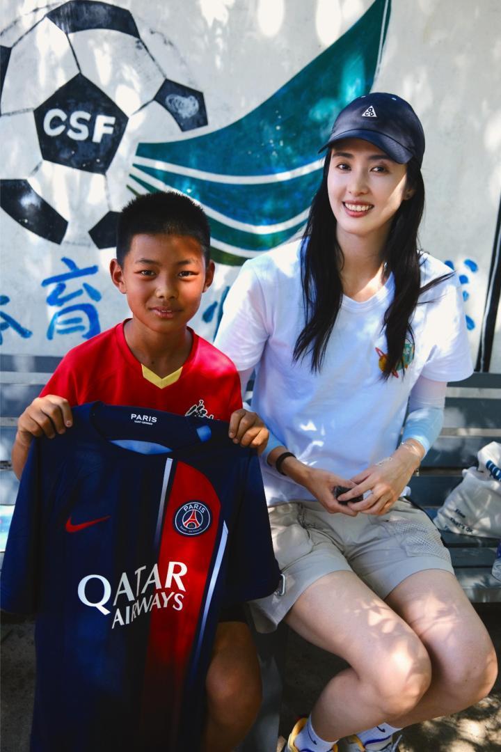 赵丽娜在云南白沙完小做公益，赠送姆巴佩球衣为小球员圆梦