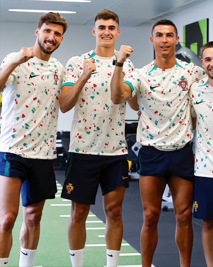 C罗、B费等人穿女足球衣，为首次参加世界杯的葡萄牙女足加油