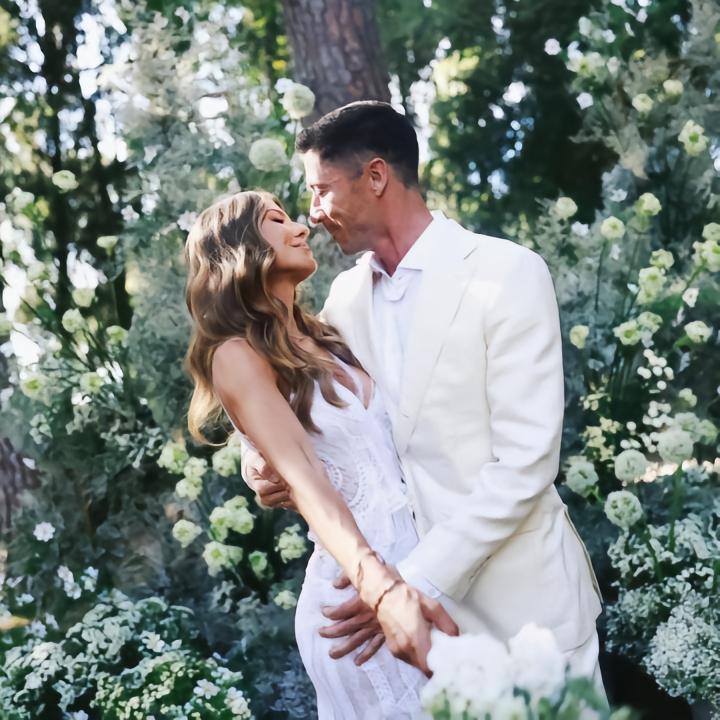 莱万庆祝结婚十周年，什琴斯尼及多名巴萨球员到场祝贺