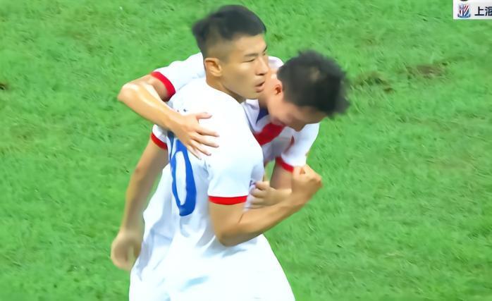 记者：于汉超住基地作息很规律，每天晚上10点睡早上8点晨练