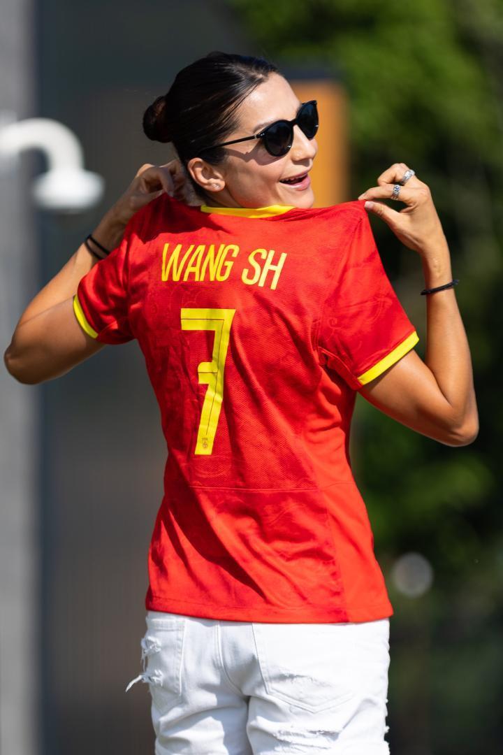 王霜俱乐部队友身穿她的中国队球衣，为她的世界杯之旅加油