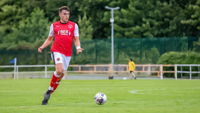 官方 : 弗利特伍德与后卫霍尔盖特续约