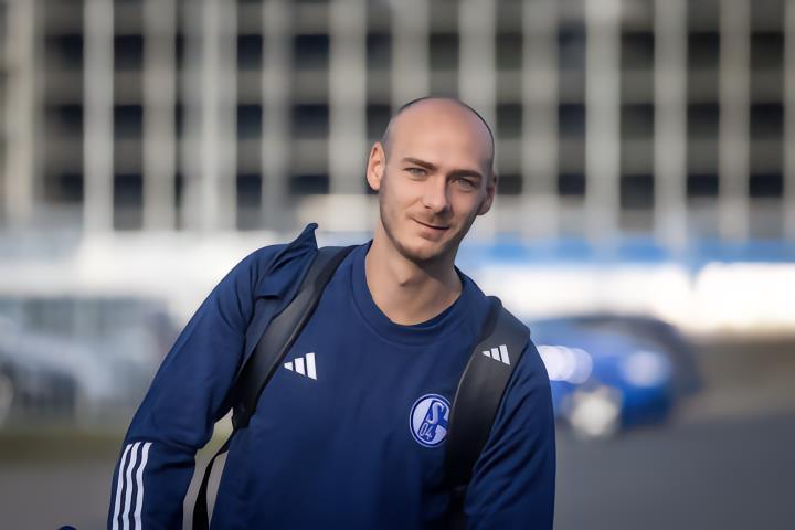 沙尔克奥地利夏季集训营大名单：共28人门将：费尔