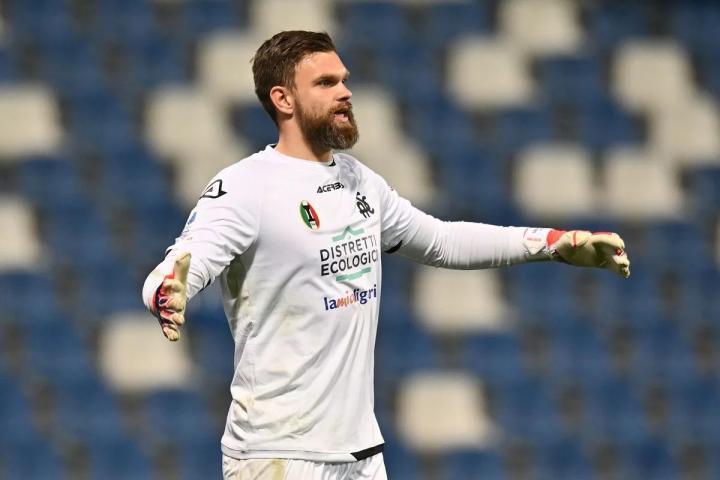 意媒：斯佩齐亚门将德龙戈夫斯基可能回归恩波利