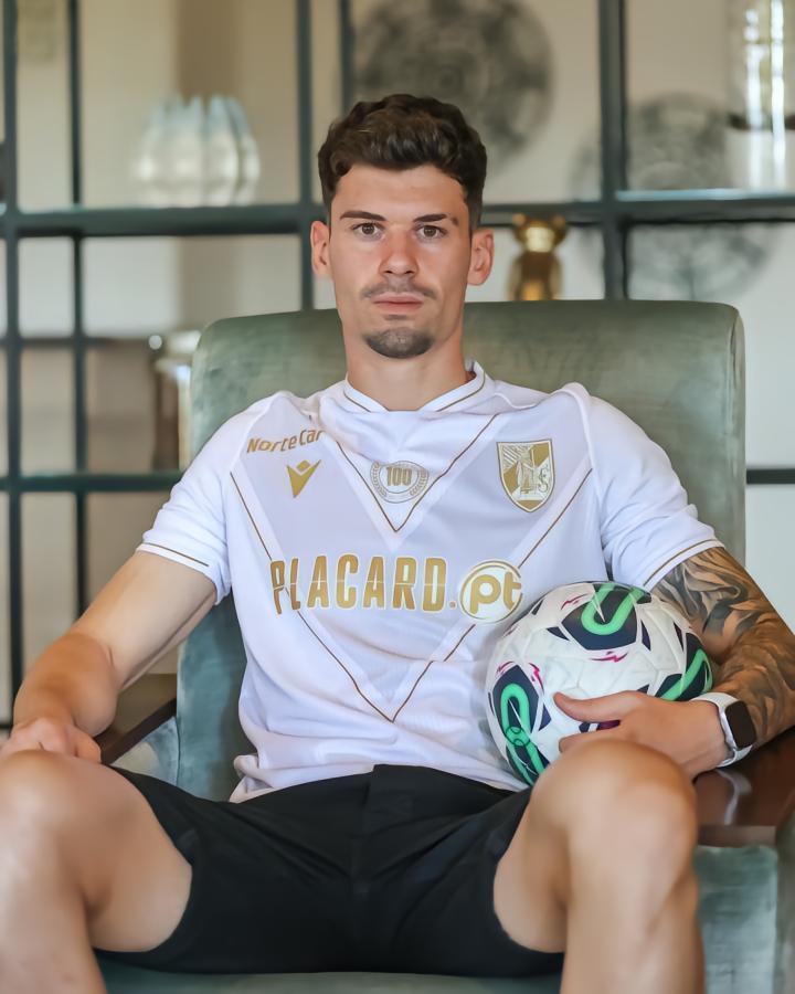 官方：吉马良斯签下格拉纳达前锋布茨克，签至2026年