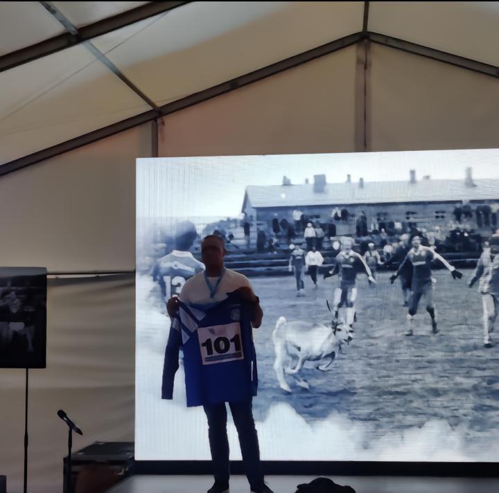 前罗瓦涅米英格兰球员史蒂文-波拉克于1994年穿