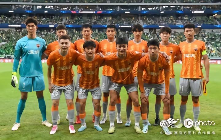 在昨天深足与北京国安中，深足球员李宁因犯规被红牌