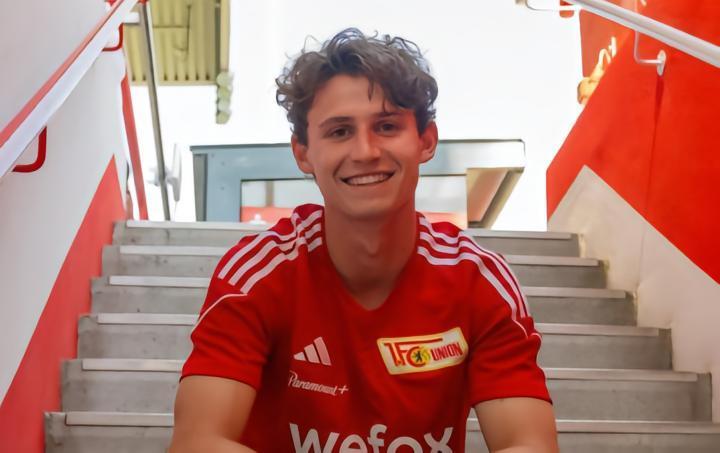 官方：柏林联合租借签下利兹联中场阿伦森，租期为一个赛季